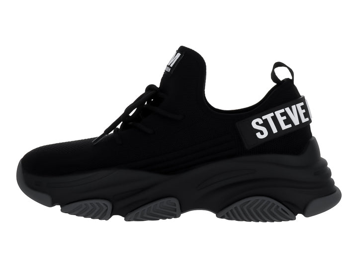 Tenis Steve Madden color negro con suela de plataforma gruesa y tejido transpirable.