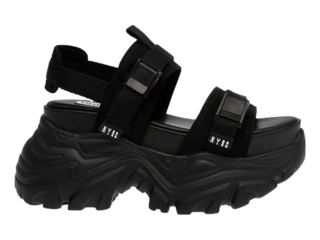 Sandalia de plataforma negra Steve Madden con suela gruesa y correas ajustables.