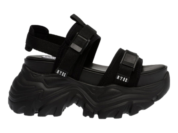 Sandalia de plataforma negra Steve Madden con suela gruesa y correas ajustables.