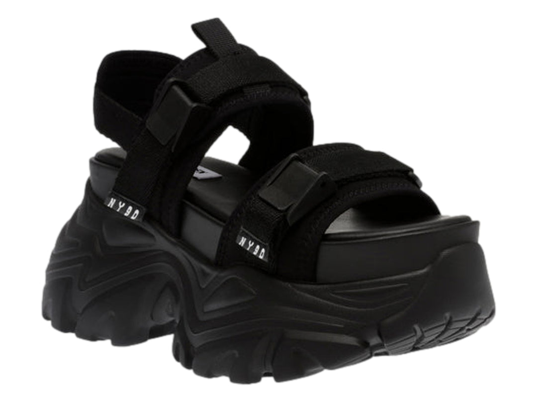 Sandalia de plataforma negra Steve Madden con suela gruesa y correas ajustables.
