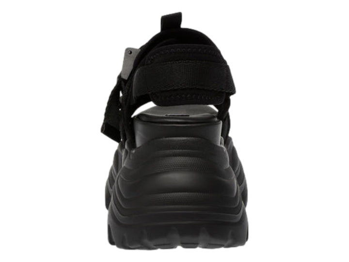 Sandalia de plataforma negra Steve Madden con suela gruesa y correas ajustables.