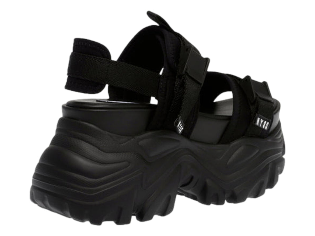 Sandalia de plataforma negra Steve Madden con suela gruesa y correas ajustables.