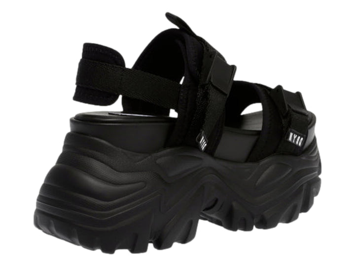Sandalia de plataforma negra Steve Madden con suela gruesa y correas ajustables.
