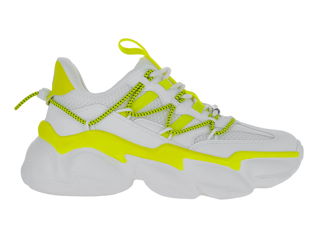 Tenis deportivos blancos con detalles en amarillo neón y suela gruesa de la marca Steve Madden.