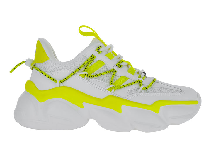 Tenis deportivos blancos con detalles en amarillo neón y suela gruesa de la marca Steve Madden.