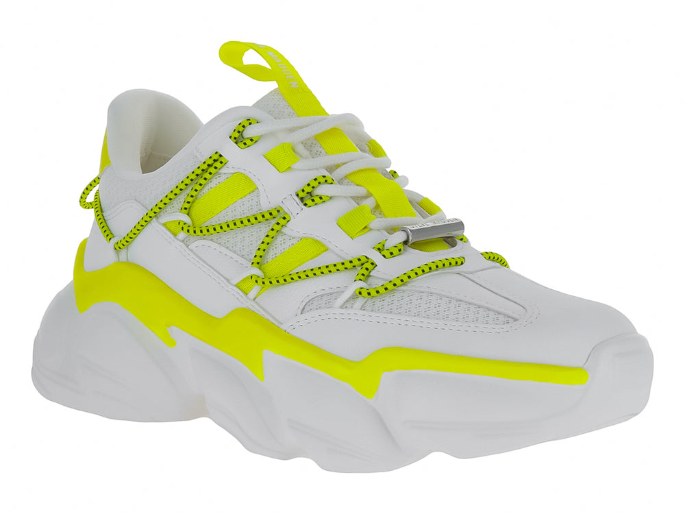 Tenis deportivos blancos con detalles en amarillo neón y suela gruesa de la marca Steve Madden.
