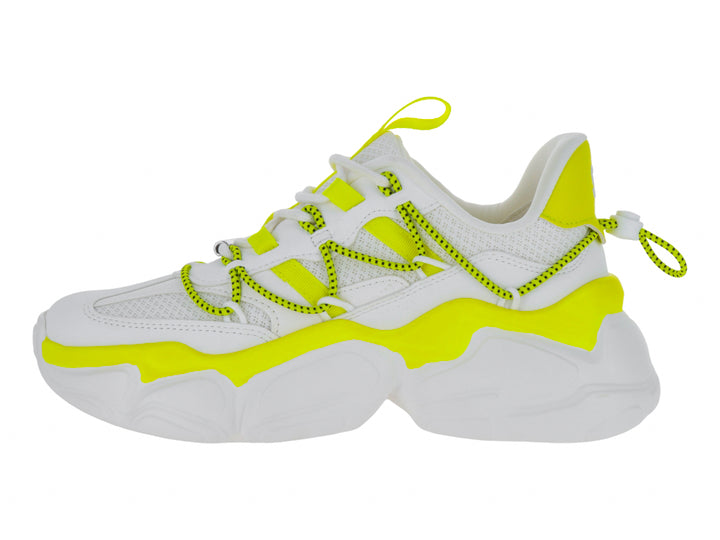 Tenis deportivos blancos con detalles en amarillo neón y suela gruesa de la marca Steve Madden.