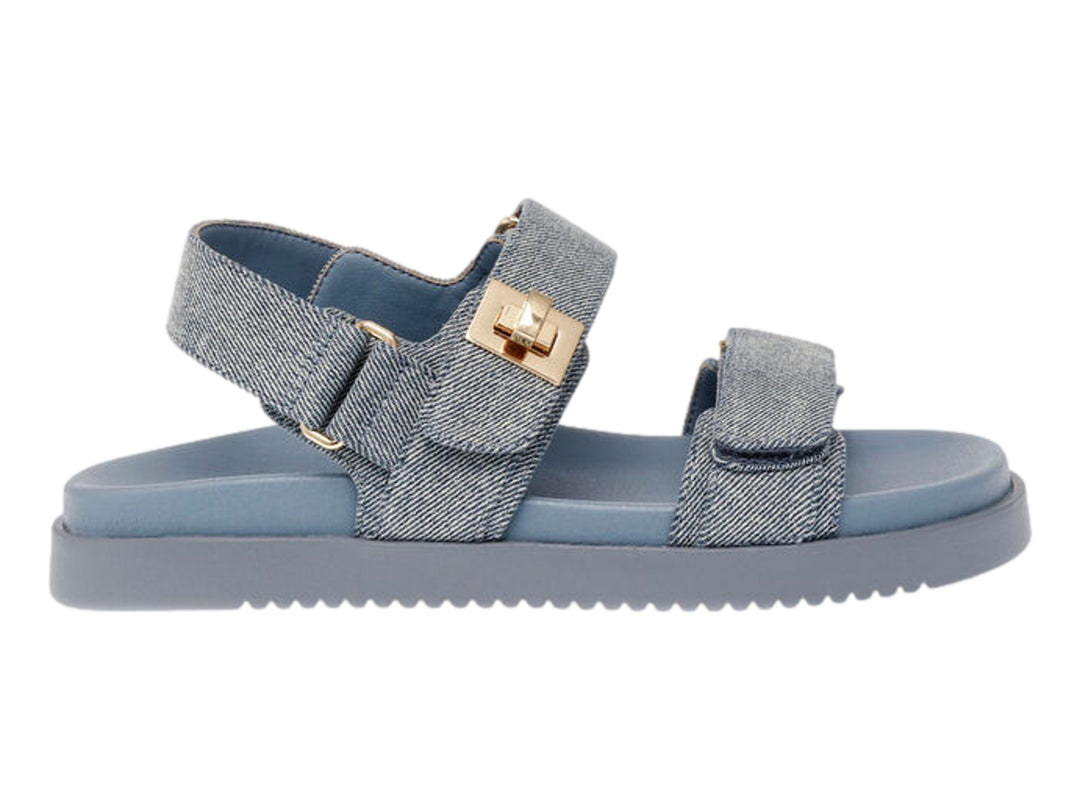 Sandalia de tela denim azul con suela de plataforma y hebillas doradas.