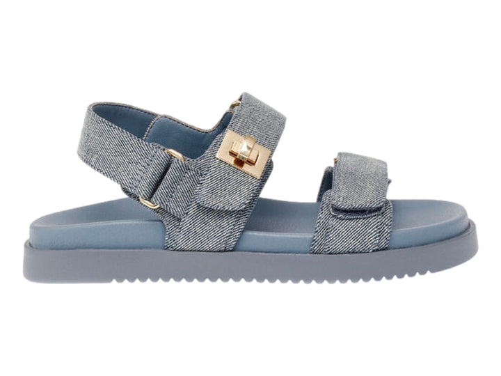 Sandalia de tela denim azul con suela de plataforma y hebillas doradas.