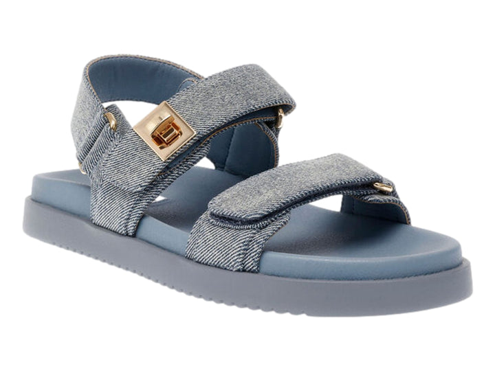 Sandalia de tela denim azul con suela de plataforma y hebillas doradas.