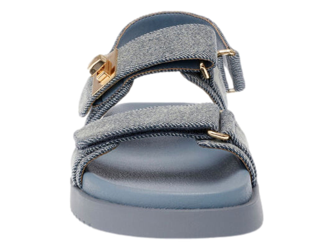 Sandalia de tela denim azul con suela de plataforma y hebillas doradas.