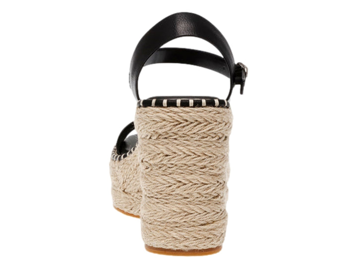 Sandalia de cuña color negro con plataforma de yute beige y correa con hebilla al tobillo.