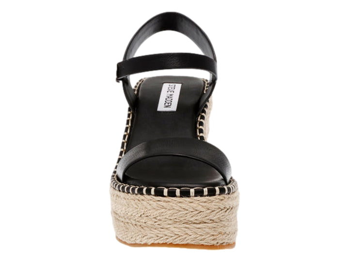 Sandalia de cuña color negro con plataforma de yute beige y correa con hebilla al tobillo.
