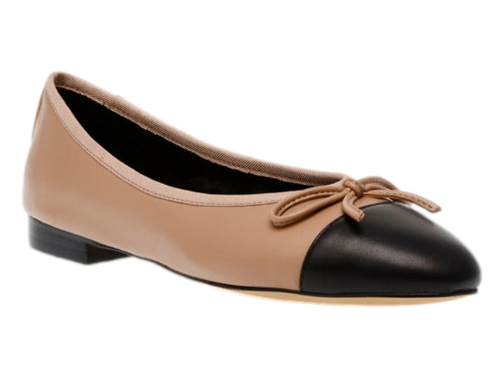 Zapatos planos Steve Madden color tan con punta negra y detalle de moño pequeño en la parte superior.