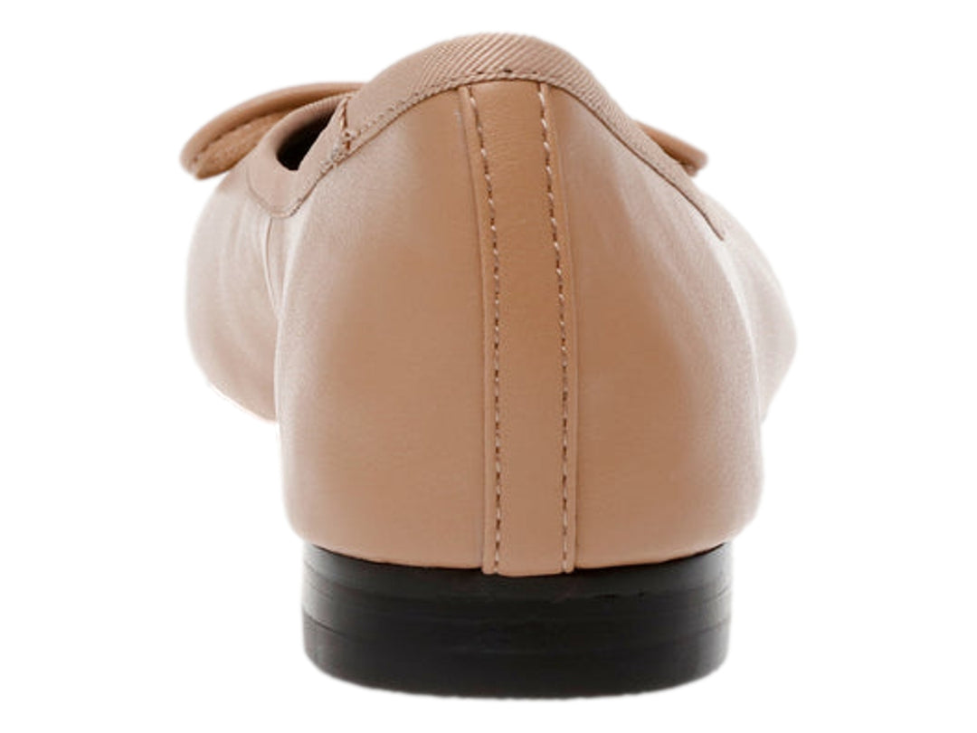 Zapatos planos Steve Madden color tan con punta negra y detalle de moño pequeño en la parte superior.