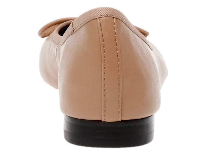 Zapatos planos Steve Madden color tan con punta negra y detalle de moño pequeño en la parte superior.