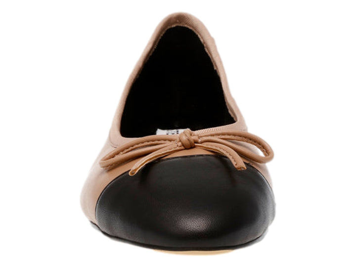 Zapatos planos Steve Madden color tan con punta negra y detalle de moño pequeño en la parte superior.