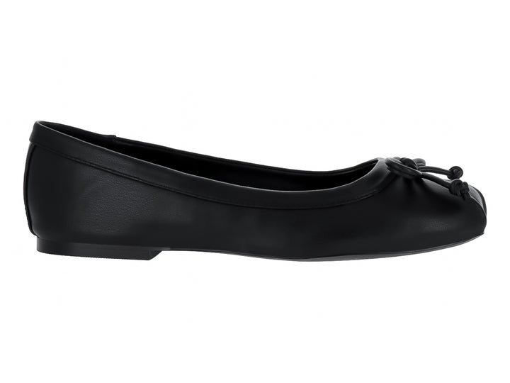 Zapato plano color negro de cuero con detalle de nudo en la punta.