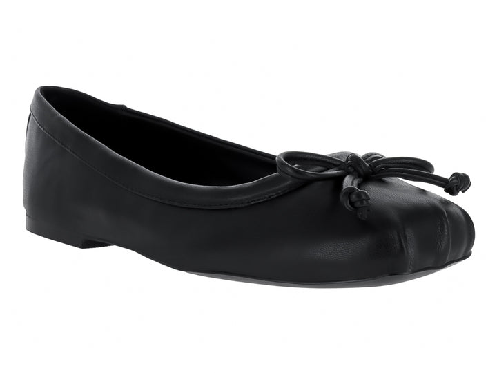 Zapato plano color negro de cuero con detalle de nudo en la punta.