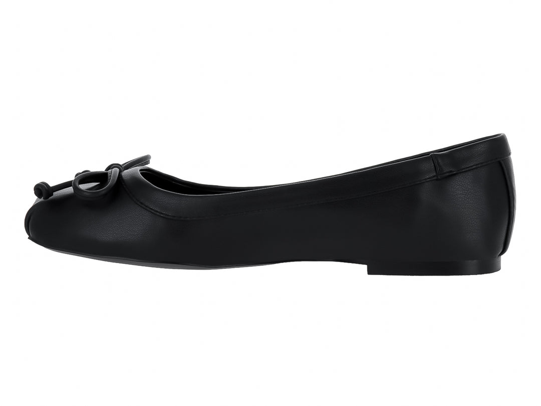 Zapato plano color negro de cuero con detalle de nudo en la punta.