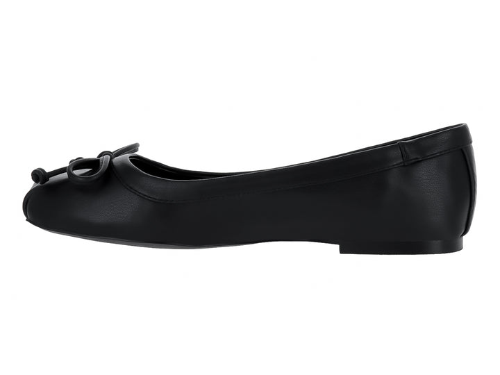 Zapato plano color negro de cuero con detalle de nudo en la punta.
