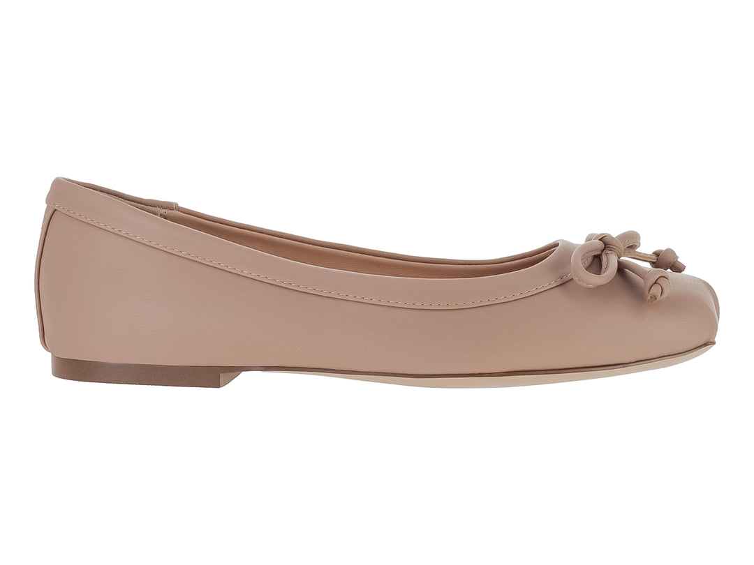 Zapatos planos Steve Madden color beige blush con detalle de nudo decorativo en la parte superior.