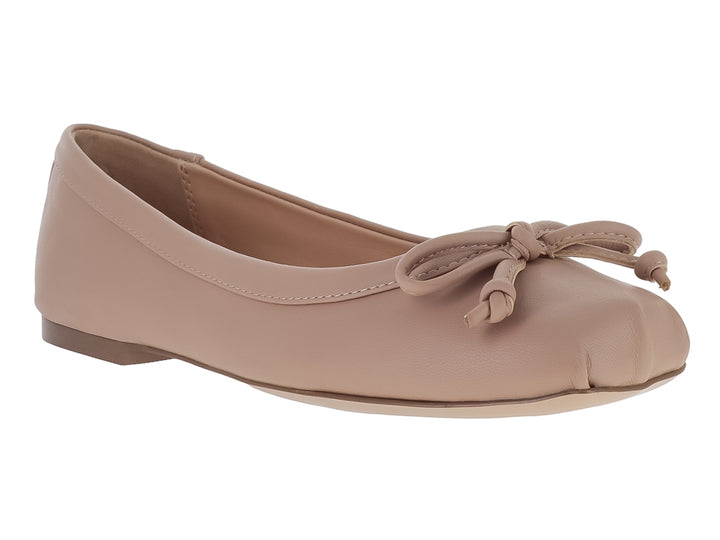 Zapatos planos Steve Madden color beige blush con detalle de nudo decorativo en la parte superior.