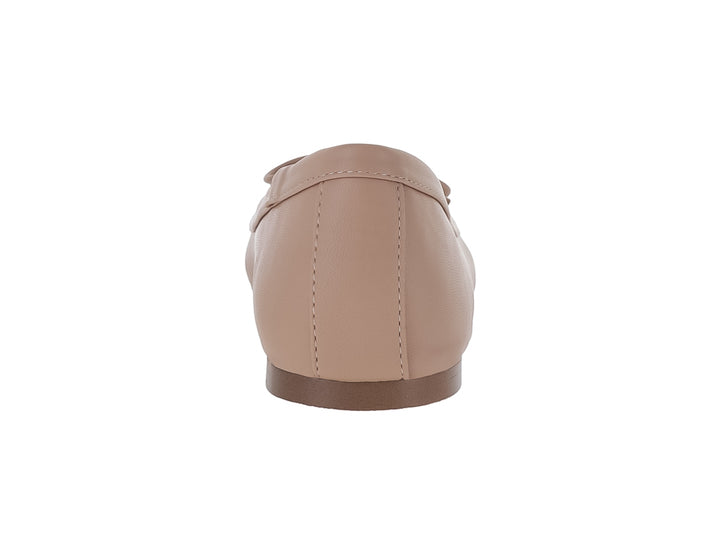 Zapatos planos Steve Madden color beige blush con detalle de nudo decorativo en la parte superior.
