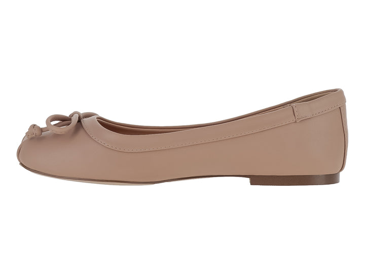 Zapatos planos Steve Madden color beige blush con detalle de nudo decorativo en la parte superior.