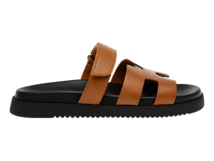 Sandalia Steve Madden Mayven en color cognac con suela gruesa negra y correas anchas.