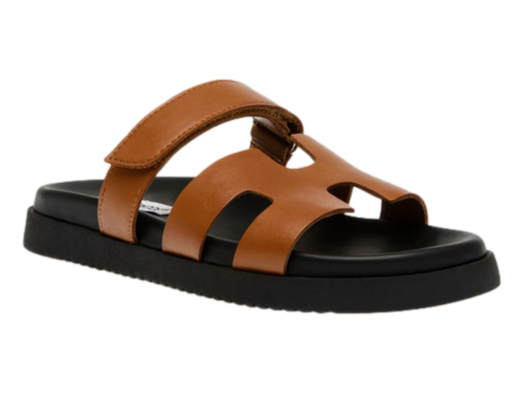Sandalia Steve Madden Mayven en color cognac con suela gruesa negra y correas anchas.
