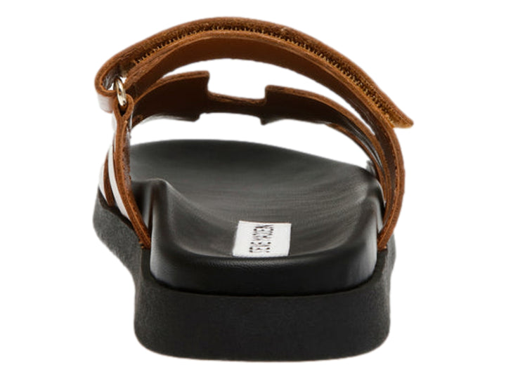 Sandalia Steve Madden Mayven en color cognac con suela gruesa negra y correas anchas.