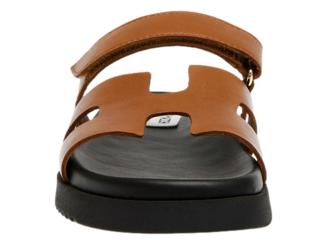 Sandalia Steve Madden Mayven en color cognac con suela gruesa negra y correas anchas.