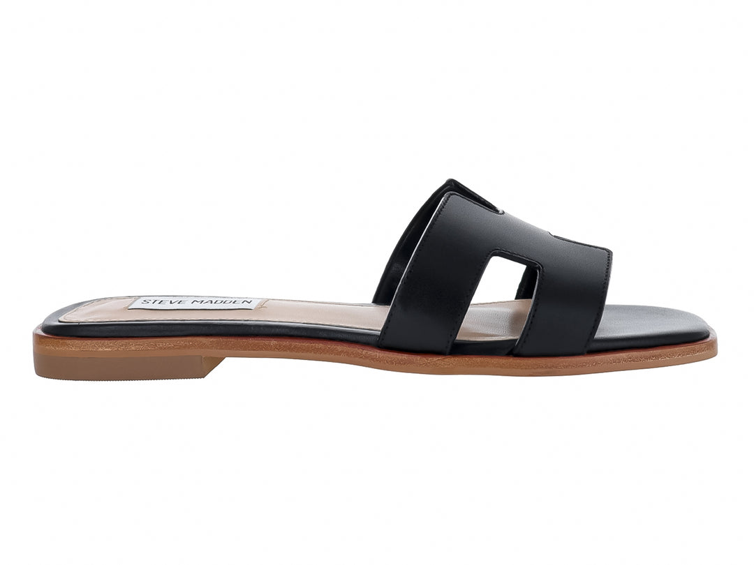 Sandalia plana Steve Madden Hadyn en color negro con suela marrón efecto madera y diseño de tira ancha.