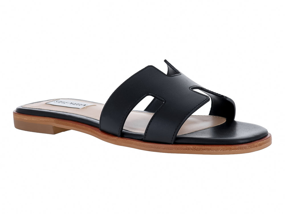 Sandalia plana Steve Madden Hadyn en color negro con suela marrón efecto madera y diseño de tira ancha.