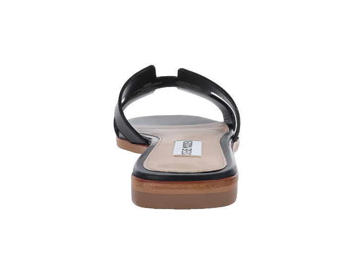Sandalia plana Steve Madden Hadyn en color negro con suela marrón efecto madera y diseño de tira ancha.