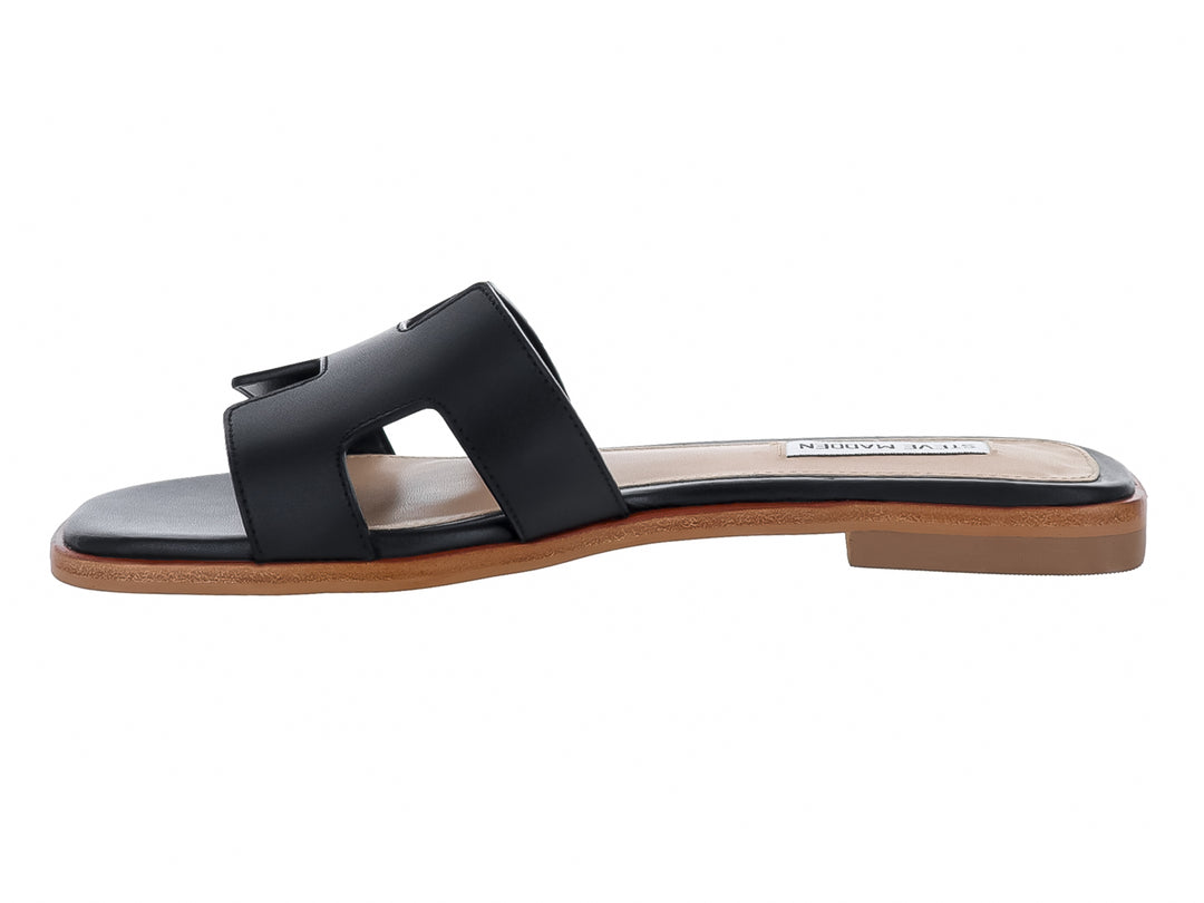Sandalia plana Steve Madden Hadyn en color negro con suela marrón efecto madera y diseño de tira ancha.