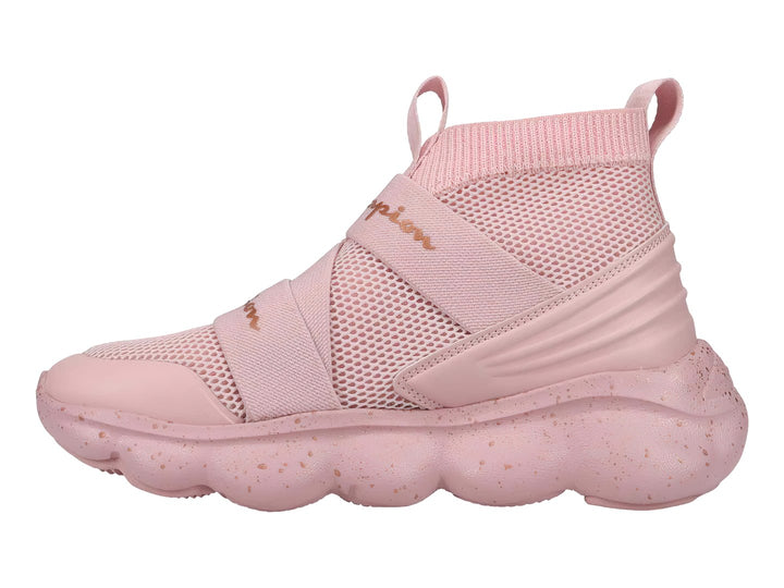 Tenis Champion color rosa pastel con diseño de bota, sin cordones y suela robusta moteada.