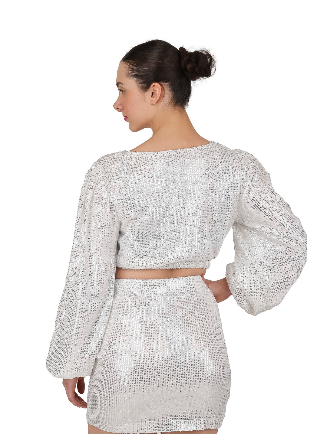 Conjunto de blusa crop top y minifalda color ivory con lentejuelas brillantes y mangas largas acampanadas para mujer.