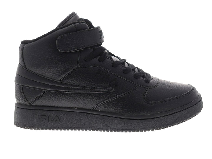 Tenis FILA de bota alta en color negro total con correa de velcro en el tobillo y suela ancha.