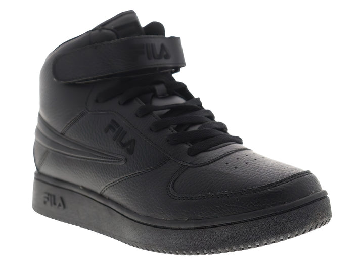 Tenis FILA de bota alta en color negro total con correa de velcro en el tobillo y suela ancha.