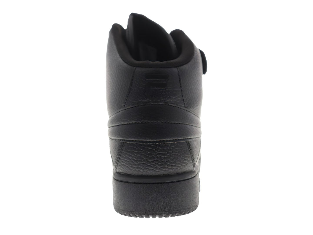 Tenis FILA de bota alta en color negro total con correa de velcro en el tobillo y suela ancha.