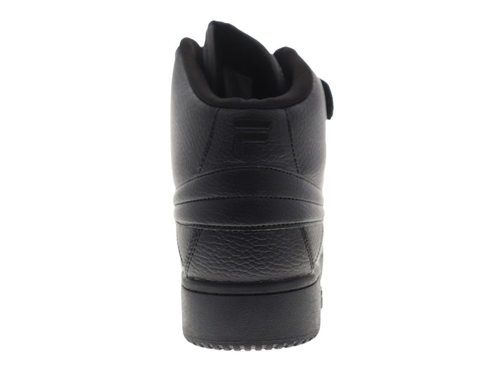 Tenis FILA de bota alta en color negro total con correa de velcro en el tobillo y suela ancha.