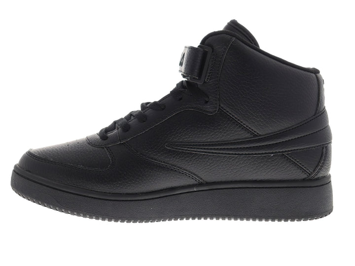 Tenis FILA de bota alta en color negro total con correa de velcro en el tobillo y suela ancha.