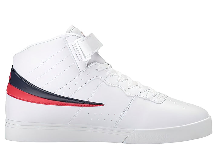 Tenis FILA blancos de bota alta con detalles en azul marino y rojo y correa de ajuste en el tobillo.