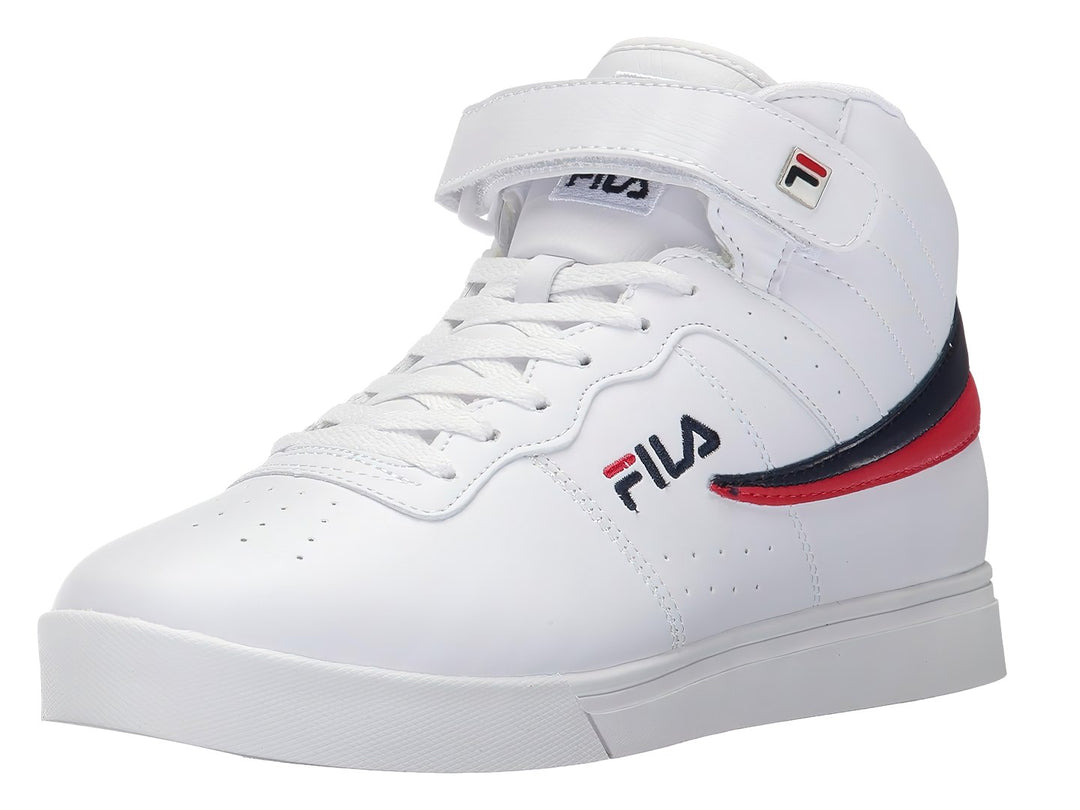 Tenis FILA blancos de bota alta con detalles en azul marino y rojo y correa de ajuste en el tobillo.
