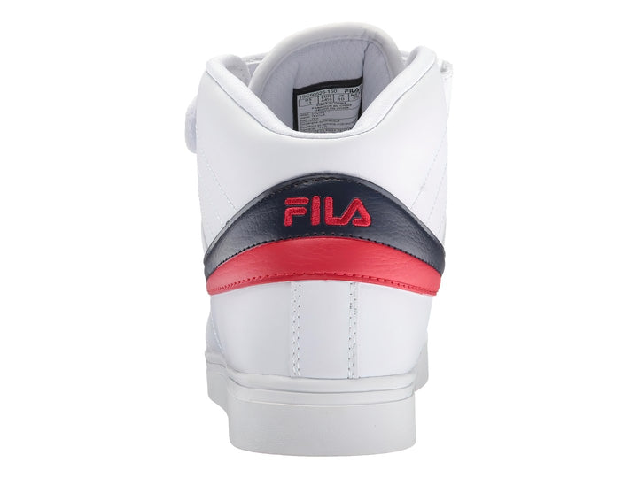 Tenis FILA blancos de bota alta con detalles en azul marino y rojo y correa de ajuste en el tobillo.