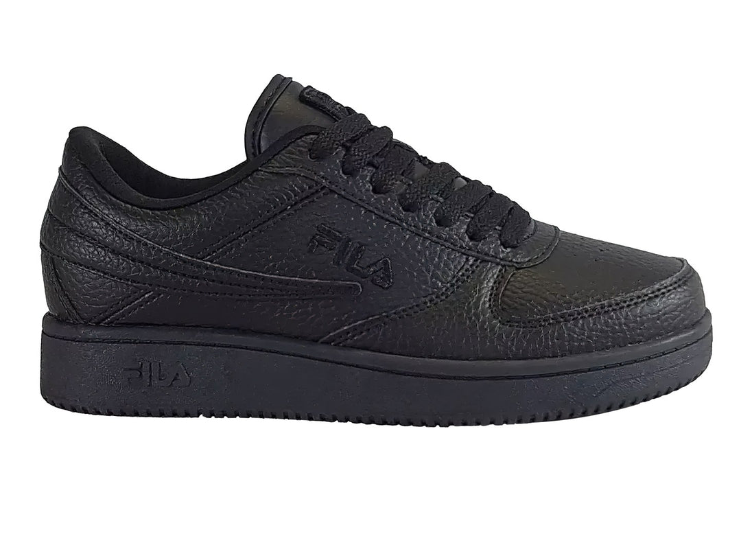 Tenis FILA negros de corte bajo con suela de plataforma y acabado texturizado.