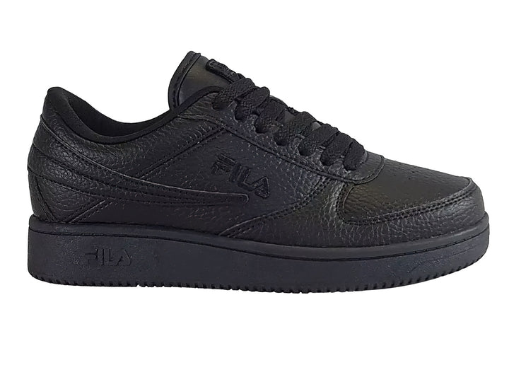 Tenis FILA negros de corte bajo con suela de plataforma y acabado texturizado.