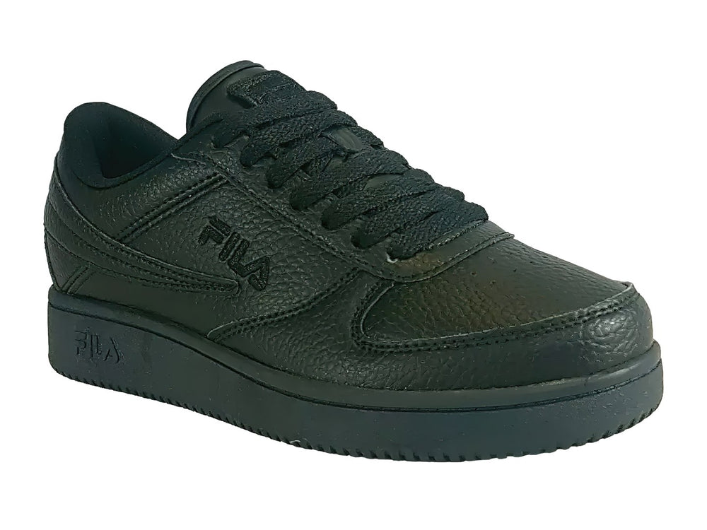 Tenis FILA negros de corte bajo con suela de plataforma y acabado texturizado.